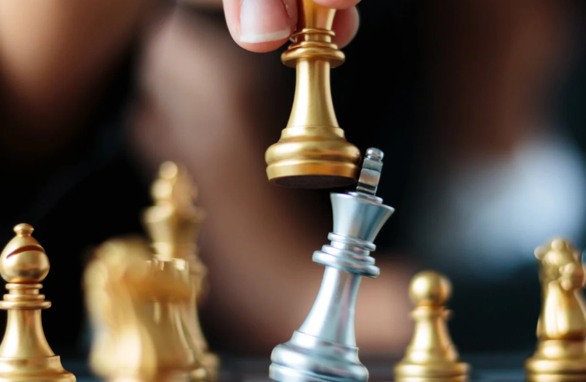 الاتحاد الدولي للشطرنج يعيد اللاعبين الروس إلى المنافسات الدولية مع رموزهم الوطنية