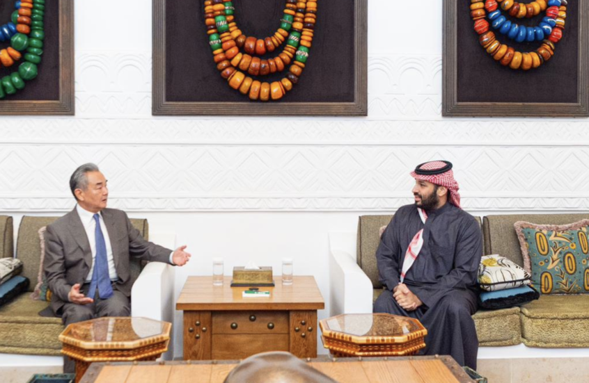 ولي العهد السعودي يستقبل وزير خارجية الصين الشعبية