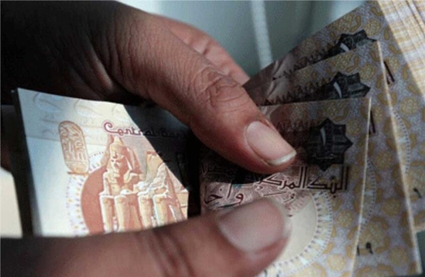 مصر.. مسعف وسائق يعيدان 684 ألف جنيه عثرا عليها خلال التعامل مع حادث سير (صورة)