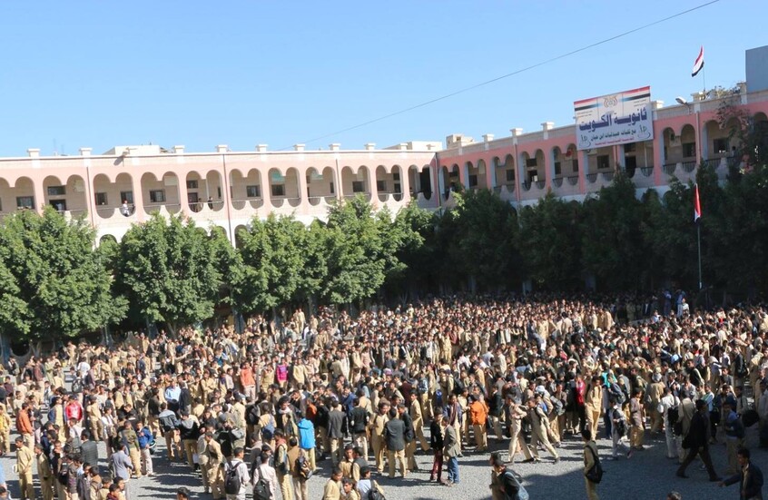 يمنيون يعثرون على مدرسهم المصري بعد 40 عاما (صور)