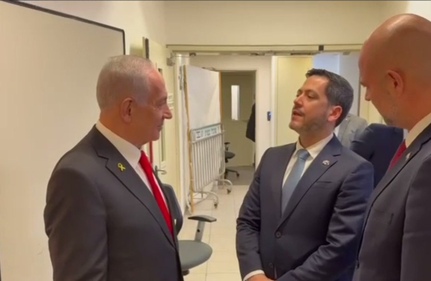 دعا ضيفه إلى قاعة المحاكمة.. نتنياهو يحرج القضاة لتقصير جلسة الاستماع ويصف محاكمته بالمهزلة