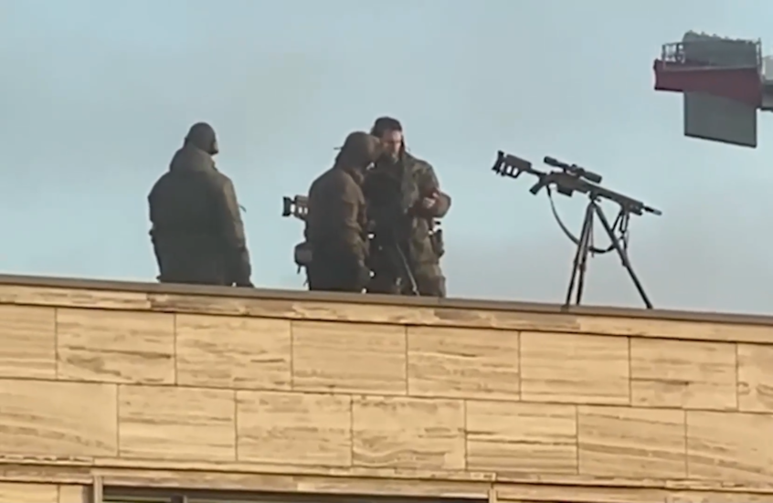 قناصة على سطح مبنى أثناء محادثات أمريكية أوكرانية في برلين