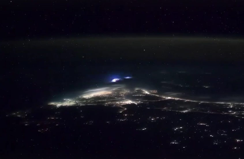 من الفضاء.. لقطة لظاهرة لافتة فوق أبو ظبي بعدسة رائد روسي (فيديو)