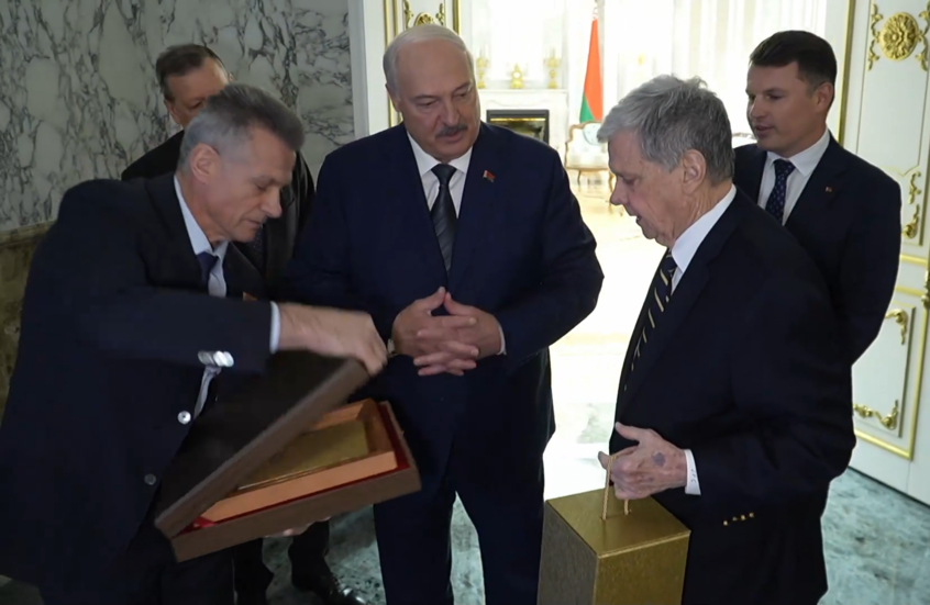 رئيس بيلاروس يقدم هدية تذكارية لدونالد ترامب وزوجته