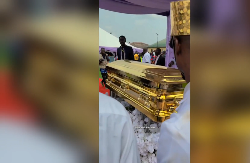 جنازة غير مسبوقة في نيجيريا.. رجل يدعى "النبي إرميا" يدفن والدته في تابوت ذهبي