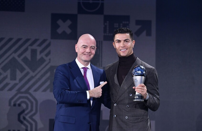 من يصوت بدلا من القائد.. لماذا لا يدلي رونالدو بصوته في جوائز الفيفا؟