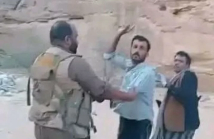 إعدام عرفي صادم في اليمن.. أسرة قاتل تسلم ابنها لمسلحين قبليين لتصفيته بالرصاص (فيديو)