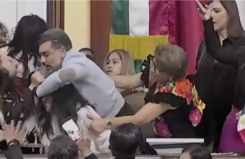 على الهواء مباشرة.. شد شعر واشتباك بين نائبات في كونغرس مدينة مكسيكو (فيديو)