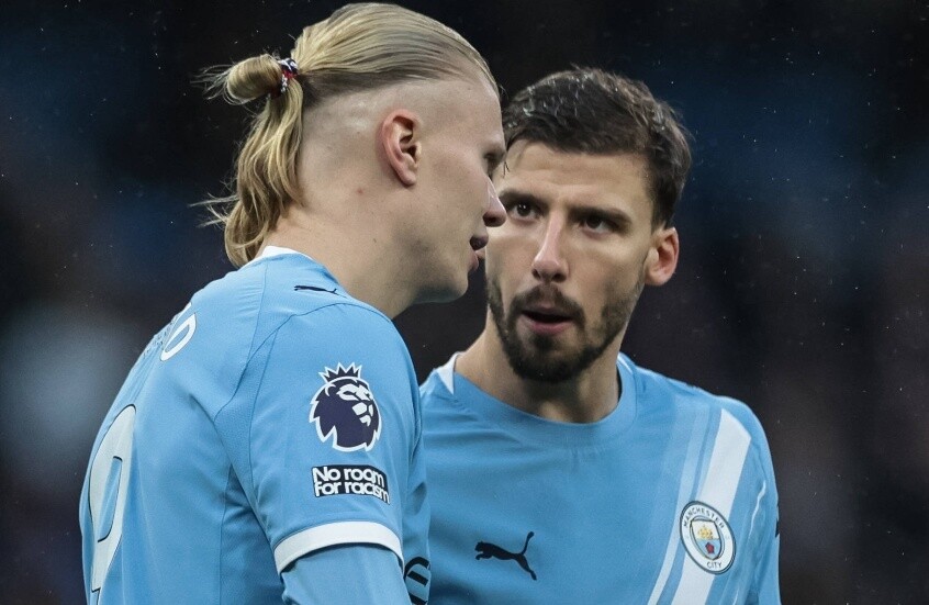 نجم مانشستر سيتي يفاجئ الجماهير بوشم باللغة الروسية