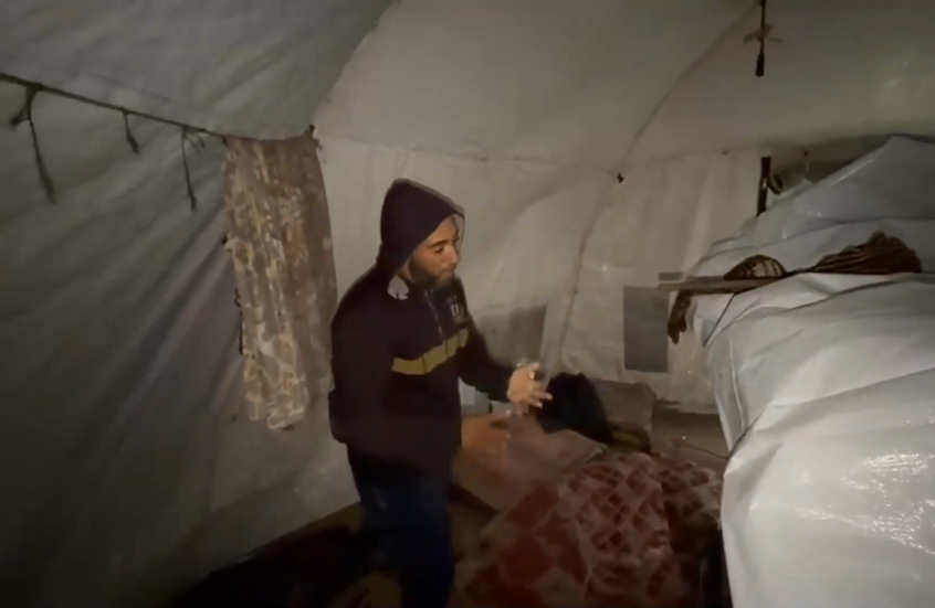 كاميرا RT ترصد معاناة نازح عصفت الرياح و الأمطار بخيمته في غزة