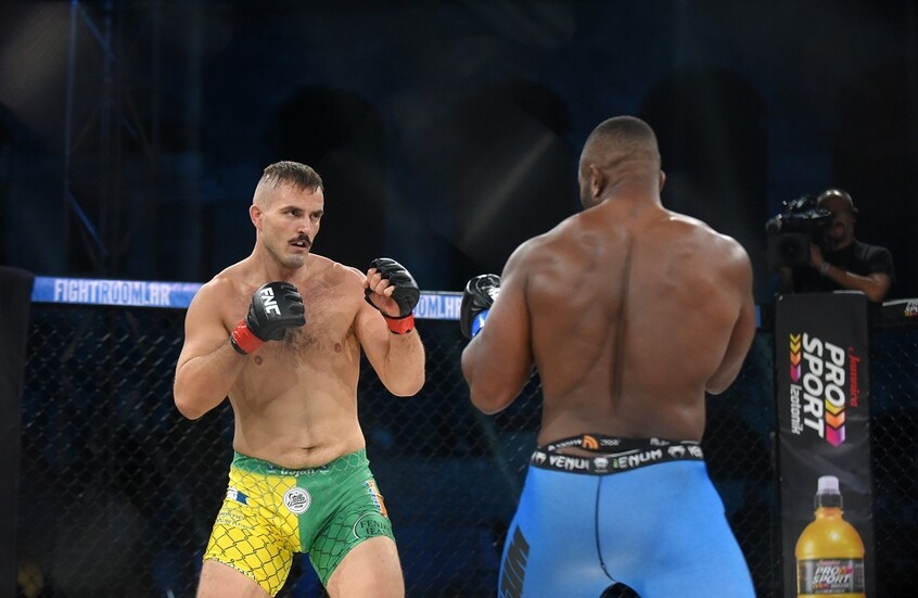 مقاتل (MMA) يغرق في النهر (فيديو)