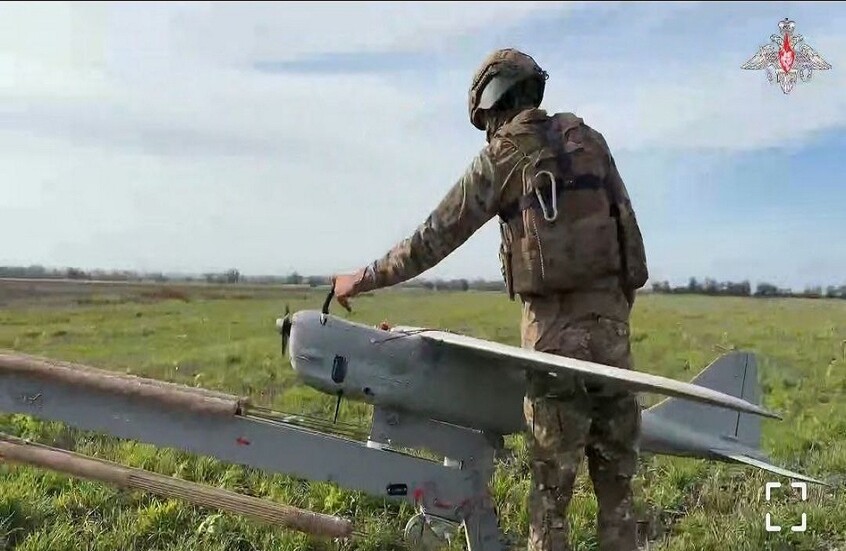 الجنود الروس يجهزون المسيرات لاستهداف البنى التحتية العسكرية الأوكرانية