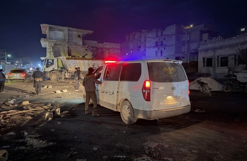 سوريا.. اكتشاف مقبرة جماعية داخل مبنى أمن الدولة سابقا بمدينة معرة النعمان في ريف إدلب (صور)