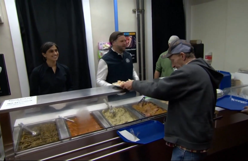 نائب الرئيس الأمريكي يقدم الطعام في مأوى للمشردين