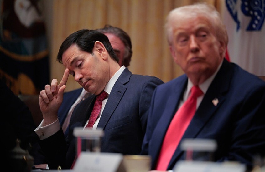 ترامب يتوعد فنزويلا بـ"صدمة غير مسبوقة" ويكشف عن تطويقها بأكبر أسطول بحري