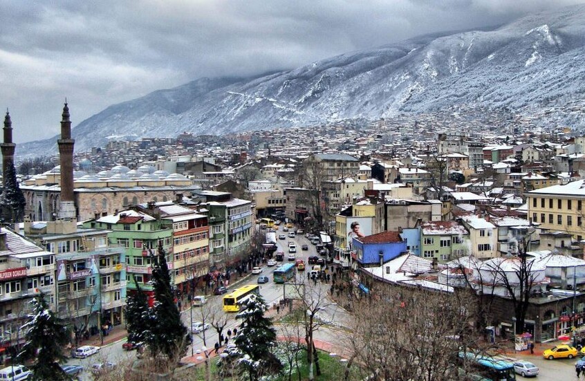 "بين حملات إزنيق الصليبية وشجرة عيد الميلاد".. قرار يثير الجدل في مدارس بورصة التركية