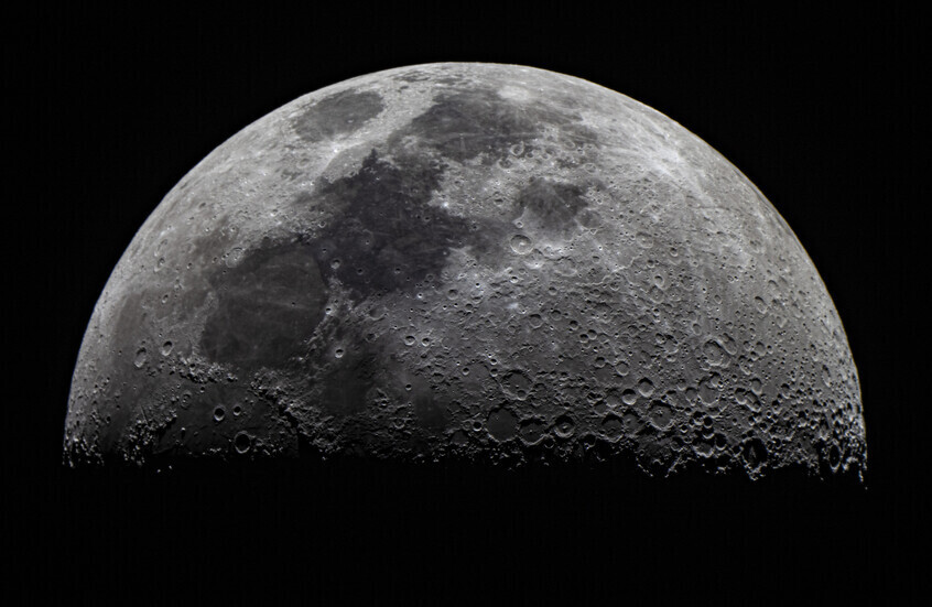 فلكي يرصد ظاهرة نادرة على سطح القمر