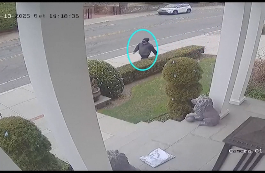 FBI ينشر لقطات لمشتبه به في إطلاق النار على جامعة براون يتجول قبل ساعات من الهجوم