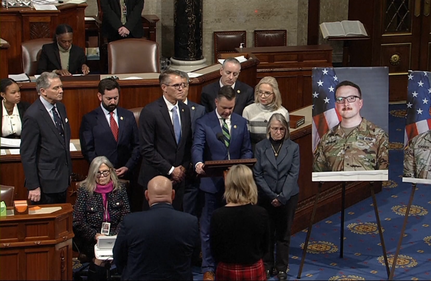 أعضاء مجلس النواب يقفون حدادا على مقل جنديين في سوريا