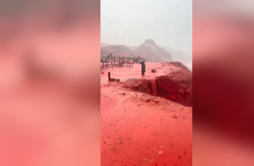 شاهد.. ساحل هرمز الإيراني يتحول إلى اللون الدموي في الليل