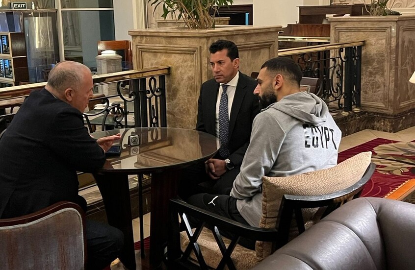 حديث مع وزير الرياضة واتحاد الكرة.. صلاح في مقر إقامة منتخب مصر (صور)