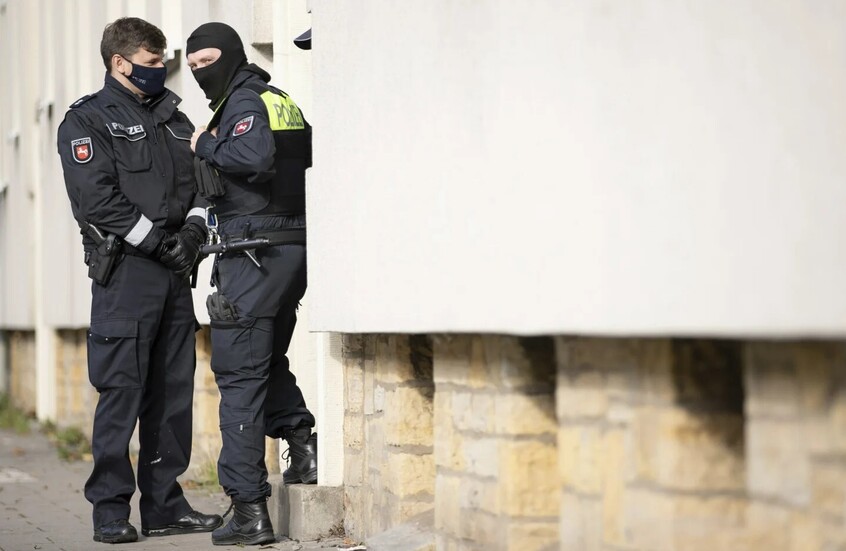 ألمانيا.. التحقيق مع أربعيني بتهمة بث أغان تروج للفكر "النازي الجديد"