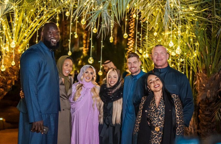 من حلبة المصارعة إلى أحياء الدرعية.. نجوم WWE في رحلة سياحية فريدة في السعودية (فيديو+ صور)