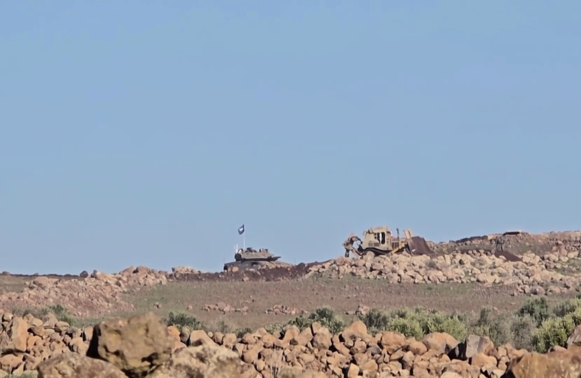 رصد دبابات وجرافات إسرائيلية في قرية المعلقة جنوب القنيطرة