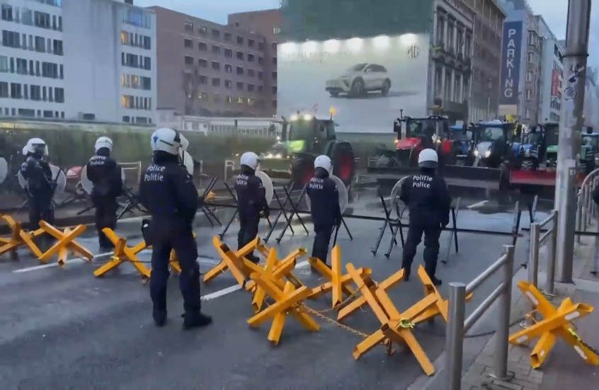 مزارعون يغلقون الطرق في بروكسل