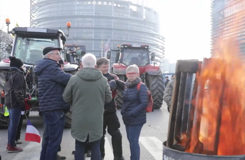 جرارات تقتحم مدنا فرنسية احتجاجا على اتفاقية التجارة الحرة بين دول أمريكا الجنوبية وأوروبا