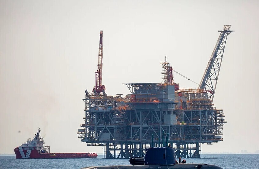 مستشار نتنياهو يوجه رسالة بعد أكبر صفقة في التاريخ مع مصر