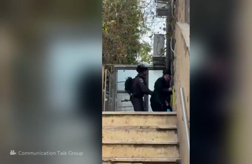 شرطي إسرائيلي يضرب حريديا بشدة في مظاهرات القدس