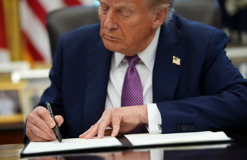 ترامب يصادق على قانون تفويض الدفاع المتضمن رفع عقوبات قيصر عن سوريا