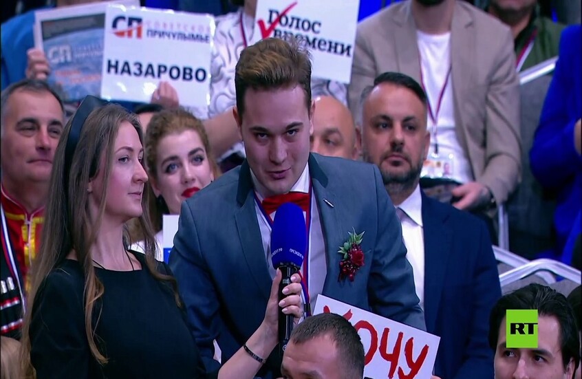 على الهواء مباشرة.. صحفي يطلب يد حبيبته ويدعو بوتين لحضور زفافهما