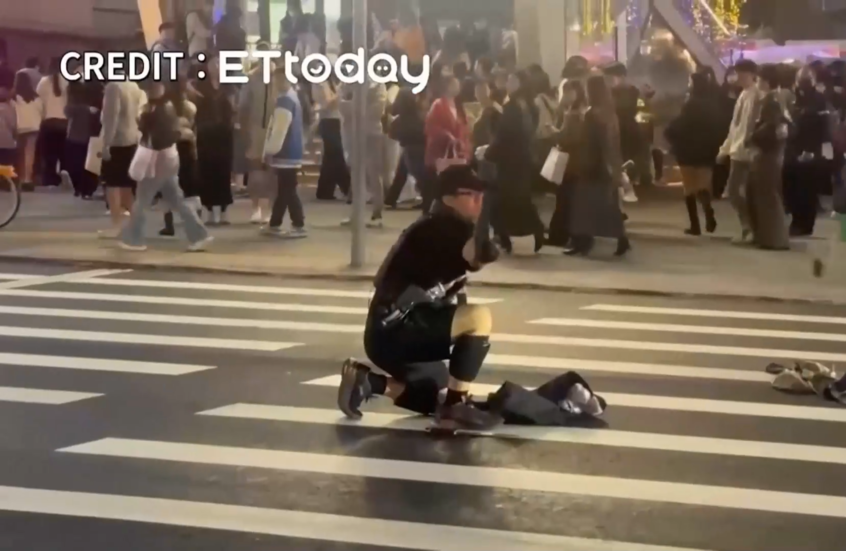 لحظة هجوم بقنابل دخانية وسكين في تايبيه