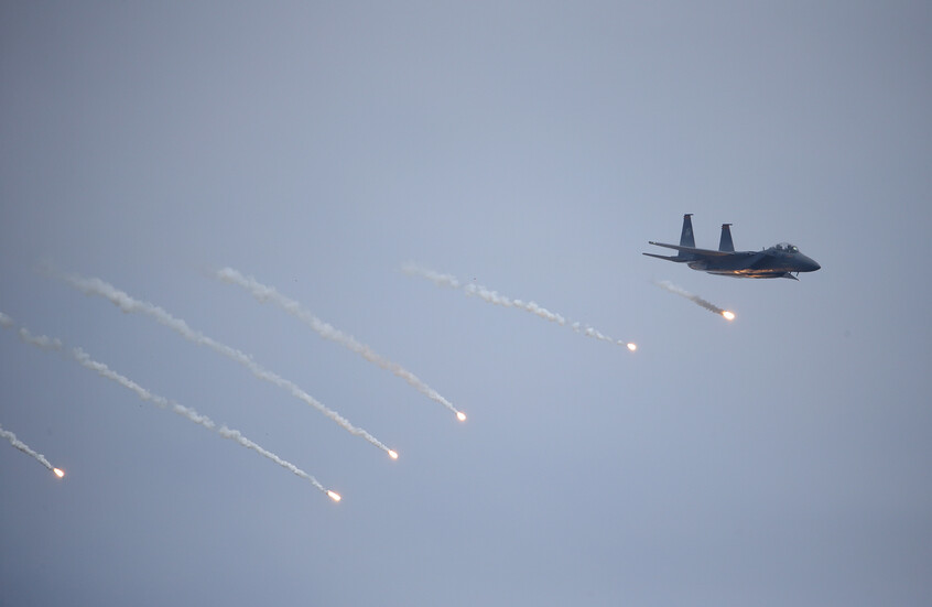 القوات الأمريكية تطلق أكثر من 100 قنبلة وصاروخ دقيق على "داعش" في سوريا بمشاركة مقاتلات أردنية