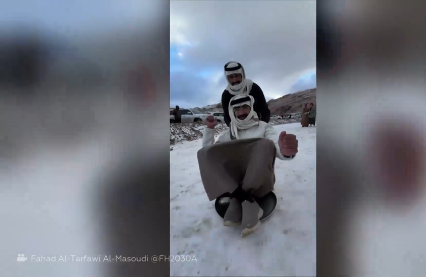 سعوديون يستمتعون بتساقط الثلوج في جبل اللوز