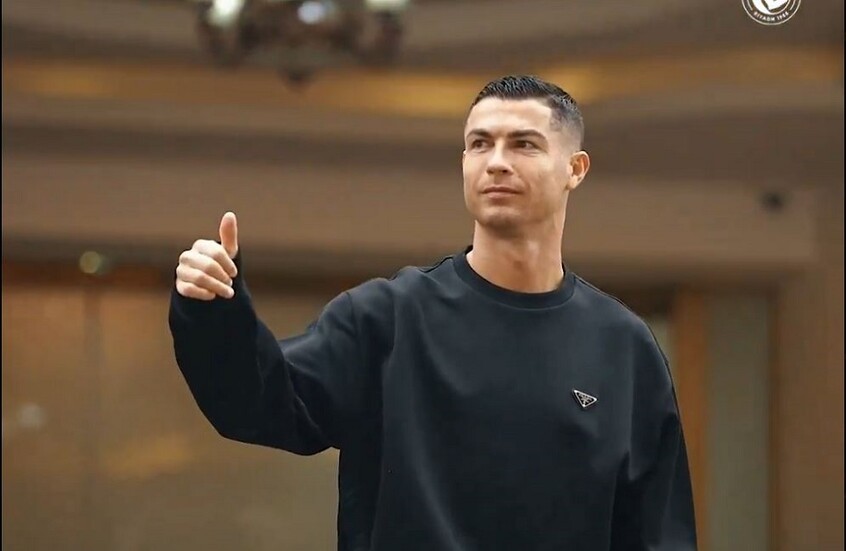 أرقام فلكية.. كم حصدت صورة استعراض رونالدو عضلاته المفتولة؟