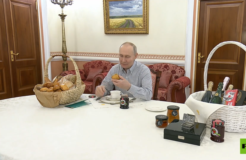 سؤال على الهواء يتحول إلى تبادل للهدايا بين بوتين ومالك مخبز