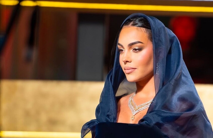 خطيبة رونالدو ترسم البسمة على وجوه أطفال مستشفى بالسعودية..فيديو