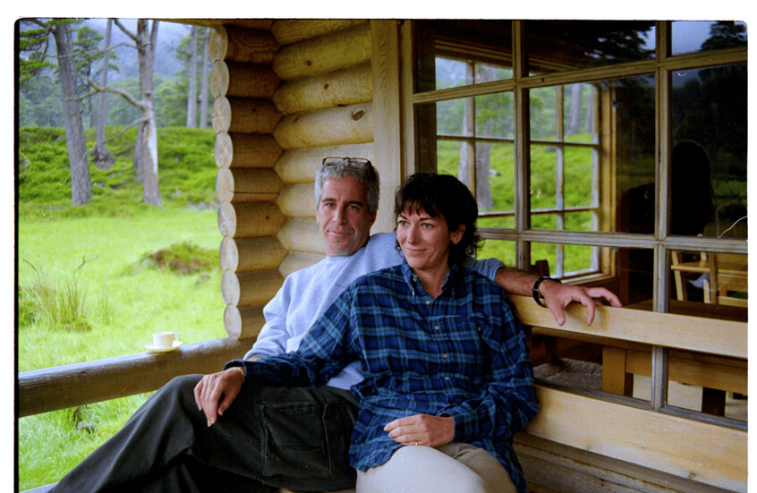 "تكشف عن صدرها امام الكاميرا".. صور فاضحة وعبثية لشريكة المجرم إبستين تظهر إلى العلن (صور)