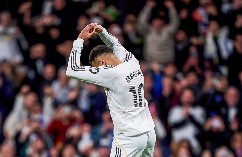 بقبلة وعلى طريقة رونالدو.. مبابي يحتفل بهدفه ويعلق على معادلته رقم "الدون" (فيديو)