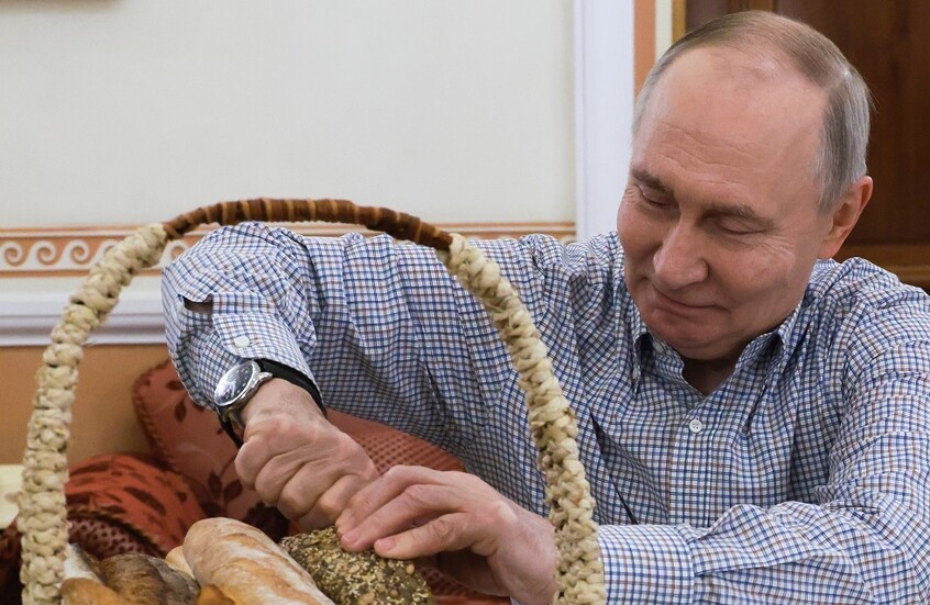 الكرملين: بوتين أعجب كثيرا بالهدية التي تلقاها من صاحب مخبز يوم أمس (فيديو)