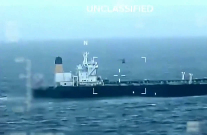 مشاهد لإنزال قوات أمريكية على ناقلة نفط قبالة فنزويلا