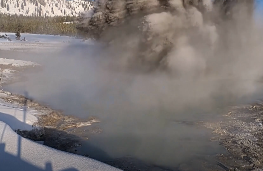 الولايات المتحدة.. لحظة نشاط فتحة بركانية في منتزه يلوستون الوطني