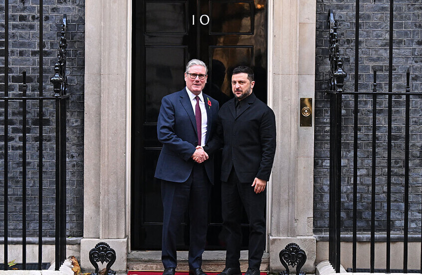 سياسي غربي يتهم كييف بوضع عراقيل للسلام بعد لقاءات بريطانية