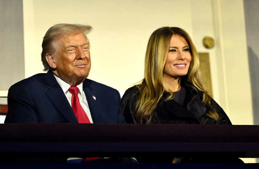 دونالد ترامب يتحدث مطولا عن ملابس ميلانيا "الداخلية" أمام مؤيديه ويثير تفاعل الجمهور! (فيديو)