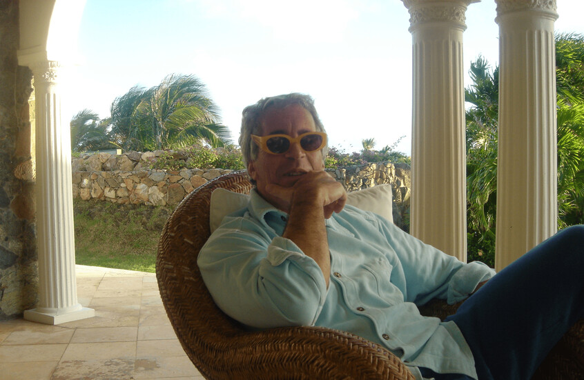 لقطات "مخيفة" و"مرعبة" للمجرم الجنسي إبستين وهو يحضن ويقبل فتيات صغيرات في وثائقه الجديدة! (صور)