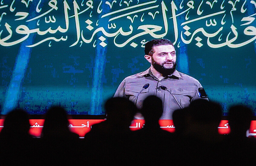 بين الخريطة واللوح.. كيف خطّط الشرع والشيباني قبل سقوط الأسد لمستقبل سوريا وعلاقتها بروسيا؟ (فيديو)