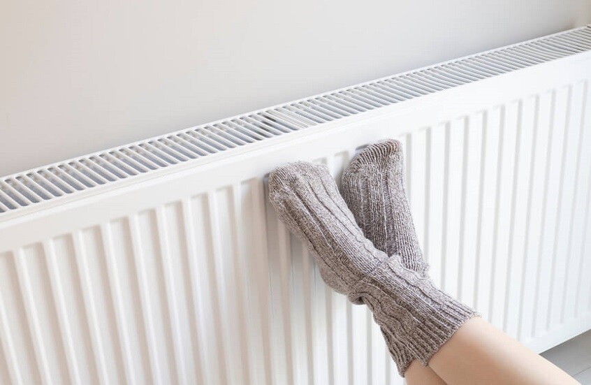 برودة القدمين المستمرة.. علامة تحذيرية لمشكلات صحية متعددة